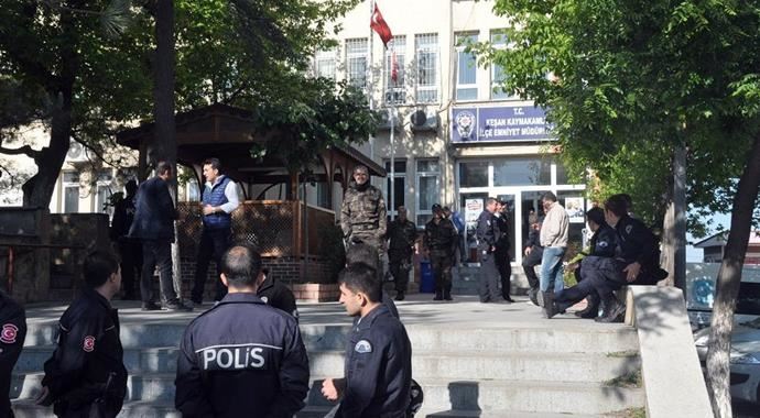 Edirne'deki torbacı operasyonunda 12 kişi tutuklandı Edirne'deki torbacı operasyonunda 12 kişi tutuklandı