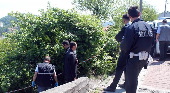 Zonguldak'ta bir evin bahçesinde erkek cesedi bulundu Zonguldak'ta bir evin bahçesinde erkek cesedi bulundu