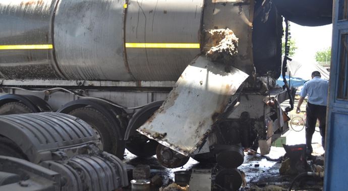 Kaynak yapılan tanker patladı, yaralılar var... Kaynak yapılan tanker patladı, yaralılar var...