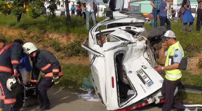 TEM'de feci kaza: 1 ölü, 4 yaralı TEM'de feci kaza: 1 ölü, 4 yaralı
