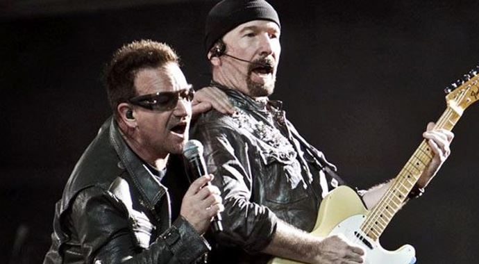 Ünlü rock yıldızı Edge sahneden düştü Ünlü rock yıldızı Edge sahneden düştü