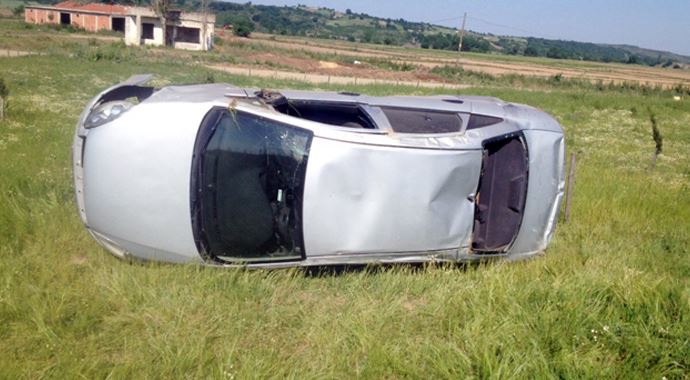 Yola çıkan köpek otomobile takla attırdı: 2 yaralı Yola çıkan köpek otomobile takla attırdı: 2 yaralı