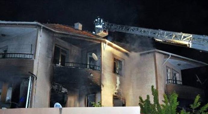 Doğalgazı açarak intihar etmek istedi evini patlattı Doğalgazı açarak intihar etmek istedi evini patlattı