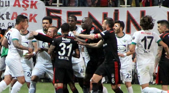 Akhisar'dan Galatasaray ve Beşiktaş cevabı Akhisar'dan Galatasaray ve Beşiktaş cevabı