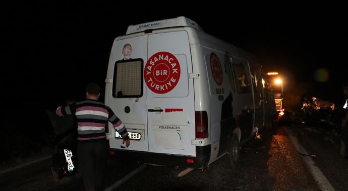CHP'nin seçim minibüsü kaza yaptı, ölü ve yaralılar var CHP'nin seçim minibüsü kaza yaptı, ölü ve yaralılar var
