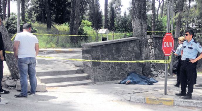 Acilden kaçtı, hastane bahçesinde can verdi! Acilden kaçtı, hastane bahçesinde can verdi!