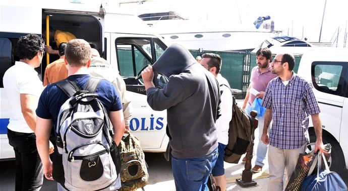 Botları batmak üzere olan kaçaklar kurtarıldı