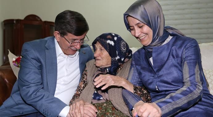 105 yaşındaki Kadriye nineden Davutoğlu&#039;na dua