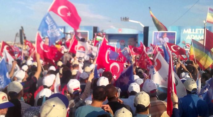 AK Parti'nin İstanbul mitingi için yüz binlerce kişi toplanıyor AK Parti'nin İstanbul mitingi için yüz binlerce kişi toplanıyor