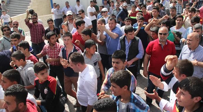 Şanlıurfa'da tehlikeli gerginlik, 3 yaralı 15 de gözaltı var Şanlıurfa'da tehlikeli gerginlik, 3 yaralı 15 de gözaltı var