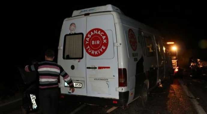 CHP minibüsü kaza yaptı! Ölü ve yaralılar var CHP minibüsü kaza yaptı! Ölü ve yaralılar var