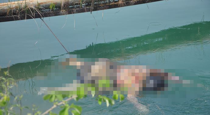 Suyun üstünde hareketsiz bulduğu cesedi ayağından bağlayıp... Suyun üstünde hareketsiz bulduğu cesedi ayağından bağlayıp...