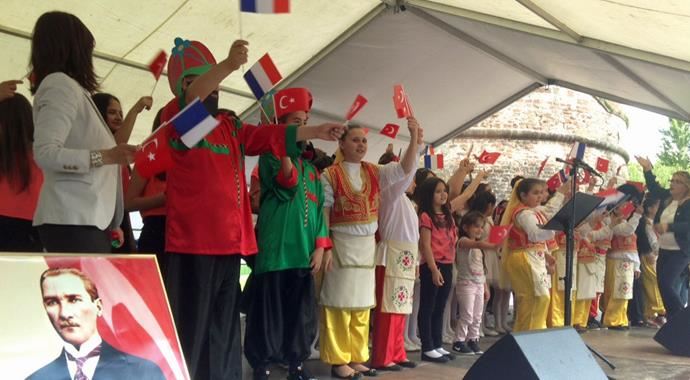 Fransa'da 23 Nisan kutlamaları halen devam ediyor Fransa'da 23 Nisan kutlamaları halen devam ediyor