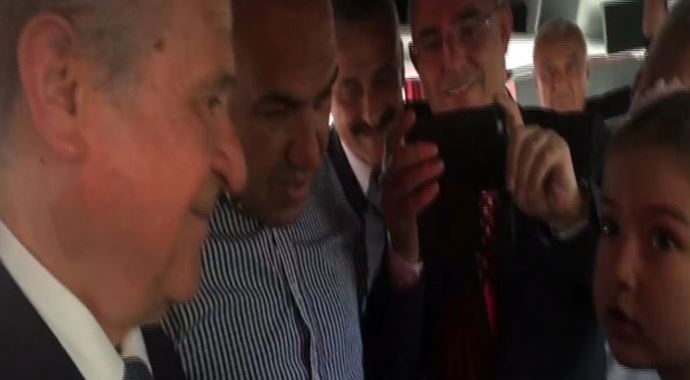 Bahçeli ve minik kızın gülümseten sohbeti Bahçeli ve minik kızın gülümseten sohbeti