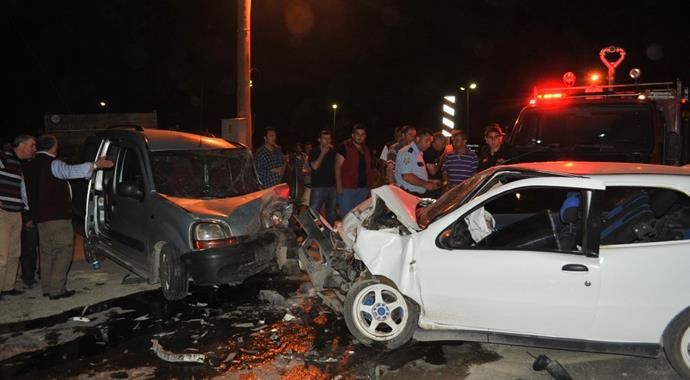İznik'te feci kaza, 8 yaralı var İznik'te feci kaza, 8 yaralı var
