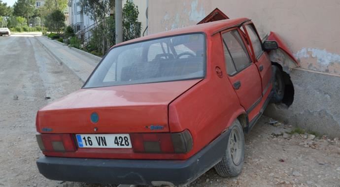 Yoldan çıkan araba binayı deldi! Yoldan çıkan araba binayı deldi!