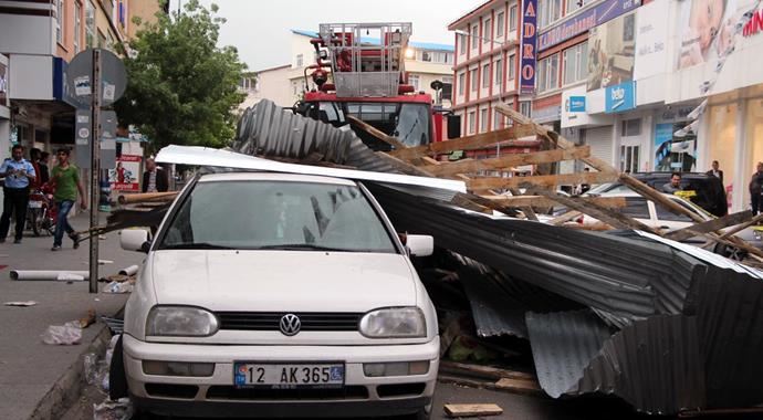 Bingöl'de fırtına çatıları uçurdu Bingöl'de fırtına çatıları uçurdu