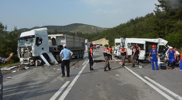 Cezaevi aracı TIR&#039;la çarpıştı: 3 ölü, 6 yaralı