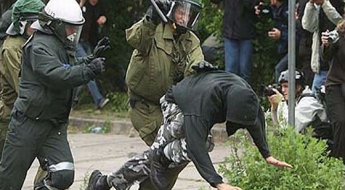 Almanya&#039;da Müslümanlara polis şiddeti