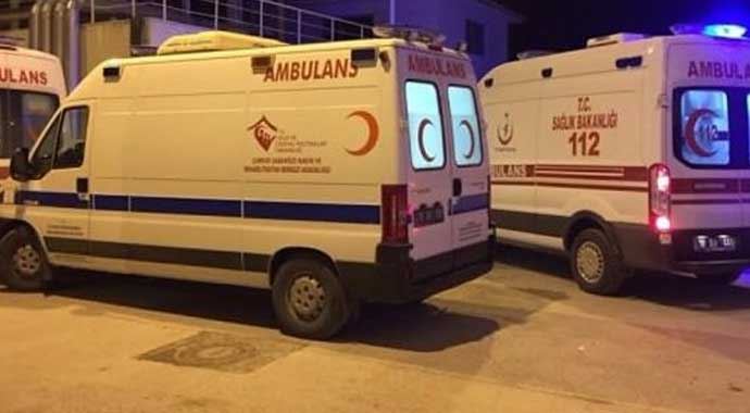 Parti bayrağı asan gençler kaza yaptı, 4 yaralı