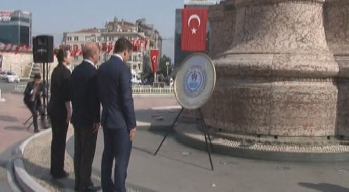 Taksim'deki Cumhuriyet Anıtı'na çelenk bırakıldı Taksim'deki Cumhuriyet Anıtı'na çelenk bırakıldı