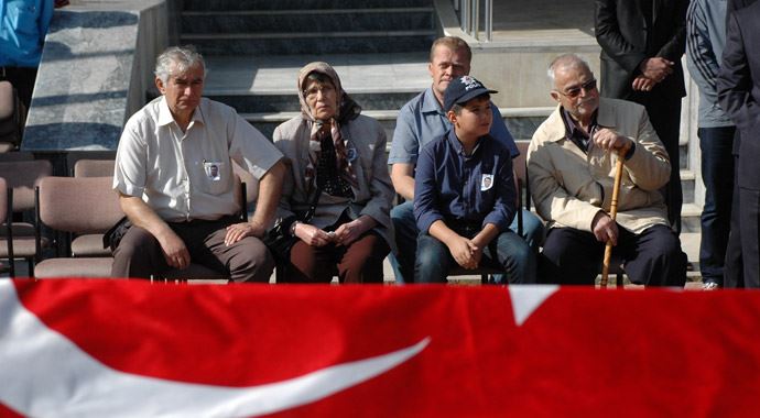 Cenazede çok acı olay! Babaya son bakış yürekleri burktu Cenazede çok acı olay! Babaya son bakış yürekleri burktu