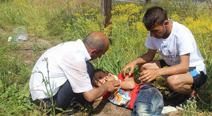 Köpeğe çarpmamak için direksiyonu kırdı: 4 yaralı Köpeğe çarpmamak için direksiyonu kırdı: 4 yaralı