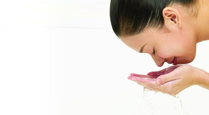 Yüzünüzü yıkarken bu noktalara dikkat edin Yüzünüzü yıkarken bu noktalara dikkat edin