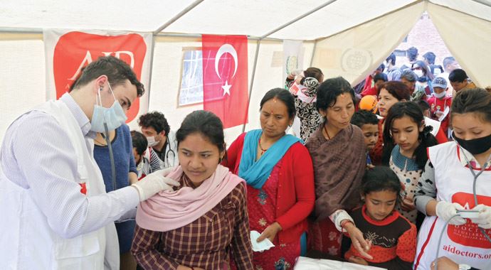 Felaketin yerle bir ettiği Nepal'de acılara ilaç oluyoruz Felaketin yerle bir ettiği Nepal'de acılara ilaç oluyoruz