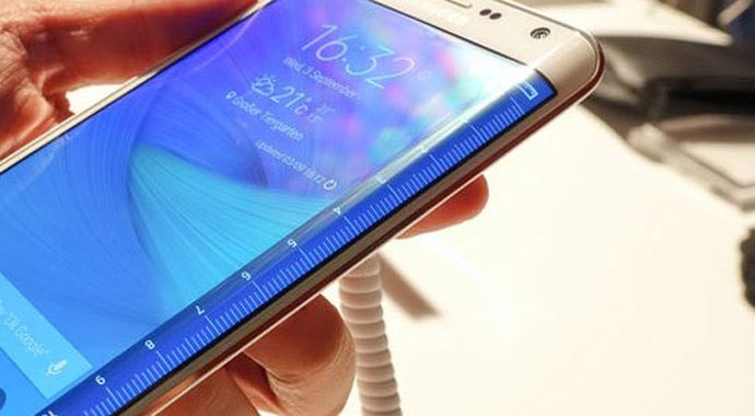 Merakla beklenen telefon geliyor