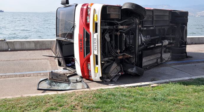 Askeri midibüs devrildi, 6 yaralı