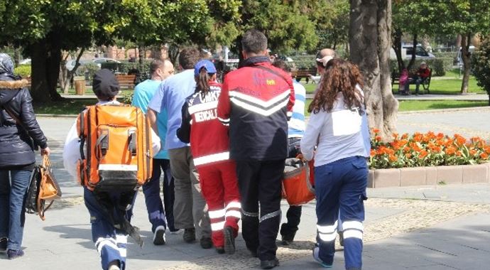 Sıcaktan sokak ortasında bayıldı