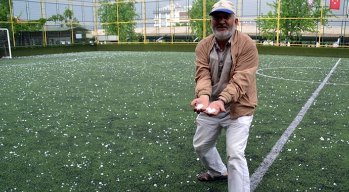 Balıkesir&#039;de ceviz büyüklüğünde dolu yağdı 