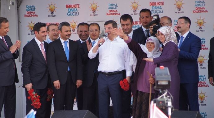 Gülizar Nine öyle bir şey yaptı ki! Davutoğlu hemen yanına çağırdı