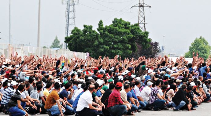 Sendikaların kavgası işçileri sokağa döktü