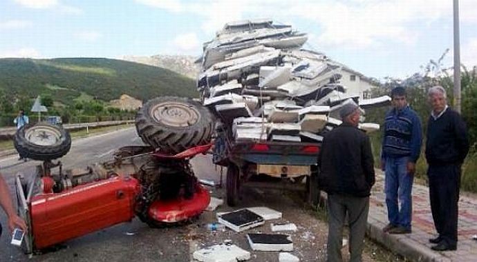 Otomobille traktör çarpıştı: 7 yaralı