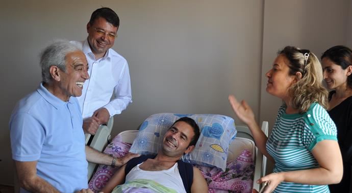 Edip Akbayram'dan moral ziyareti Edip Akbayram'dan moral ziyareti