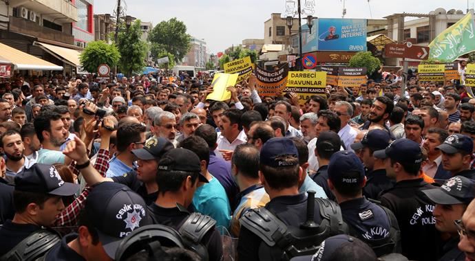 Diyarbakır&#039;daki Mursi eylemlerinde 11 polis yaralandı