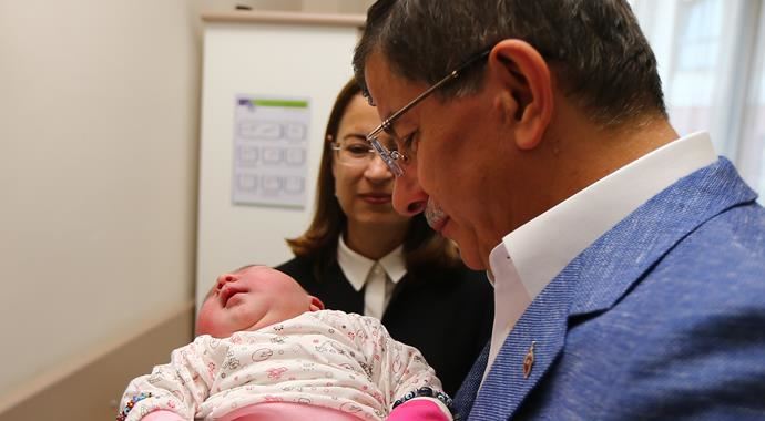 Davutoğlu kulağına ezan okuduğu bebeğe isim verdi