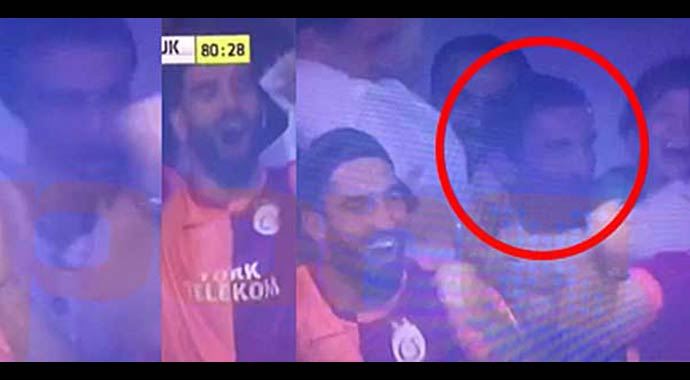 Sneijder golü attı, Rüştü Reçber sevindi Sneijder golü attı, Rüştü Reçber sevindi