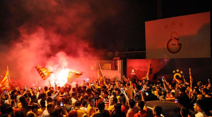 Galatasaray taraftarı Florya'ya akın etti Galatasaray taraftarı Florya'ya akın etti