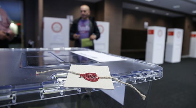 Almanya'da oy kullanan sayısı 300 bini geçti Almanya'da oy kullanan sayısı 300 bini geçti