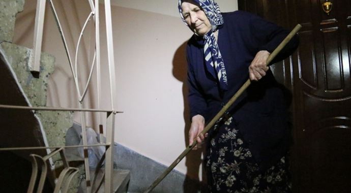 80 yaşındaki nine, ev alabilmek için merdiven siliyor 80 yaşındaki nine, ev alabilmek için merdiven siliyor