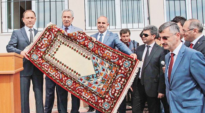 Arınç'tan muhalefete: Böyle kıytırık partilerle Türkiye nereye gider? Arınç'tan muhalefete: Böyle kıytırık partilerle Türkiye nereye gider?