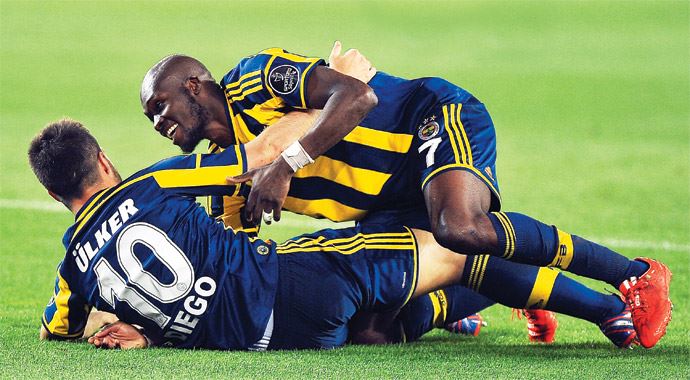 Balıkesir'den ilk yarıda 3 gol yiyen Fener Sow'la zirveye çıktı Balıkesir'den ilk yarıda 3 gol yiyen Fener Sow'la zirveye çıktı