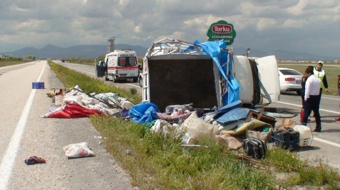 İşçileri taşıyan kamyonet devrildi: 1 ölü 11 yaralı var...