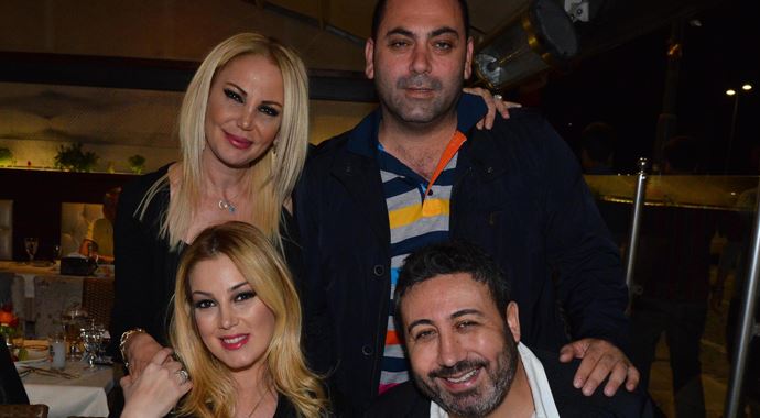 Anne adayı Petek Dinçöz'ün doğum gününü kutladı Anne adayı Petek Dinçöz'ün doğum gününü kutladı