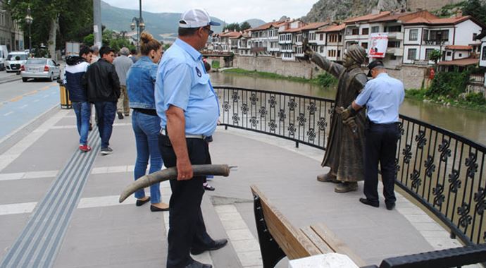 Selfieci şehzadenin kılıcı yine kırıldı Selfieci şehzadenin kılıcı yine kırıldı