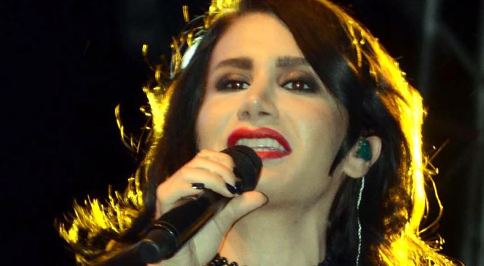 İrem Derici Mersin'lileri coşturdu İrem Derici Mersin'lileri coşturdu