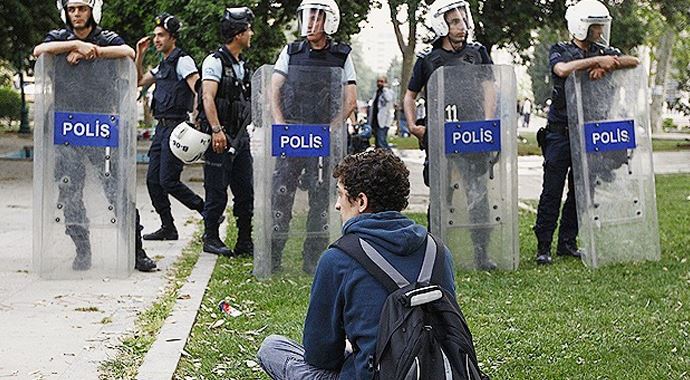 Polis Gezi Parkı'na girişe izin vermedi Polis Gezi Parkı'na girişe izin vermedi